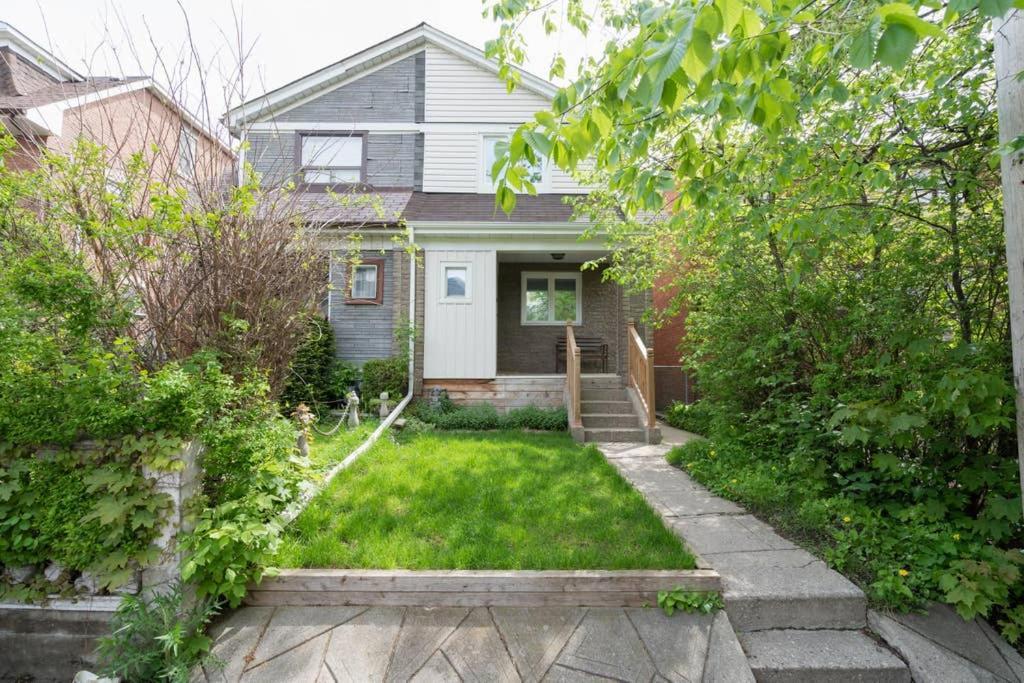 Spacious With Ensuite Bathroom Near Subway, Koreatown & Uoft Privatunterkunft Toronto